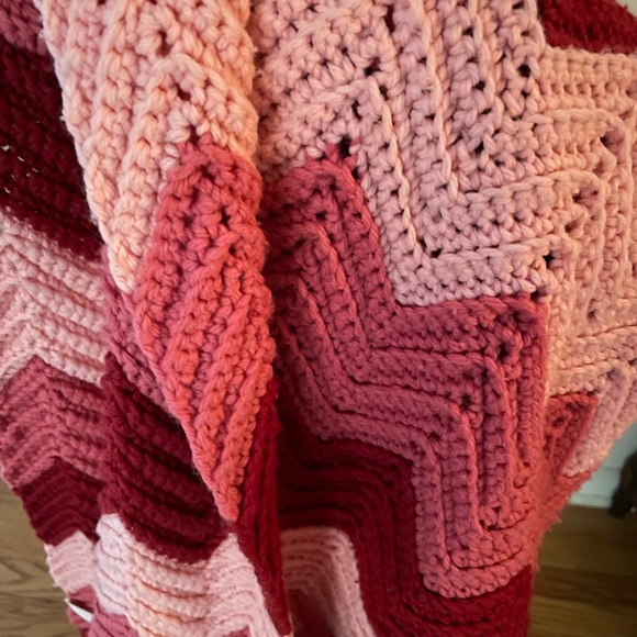 Vintage Handmade Afghan Adorable shades of Pink 🌺 - Picture 7 of 16